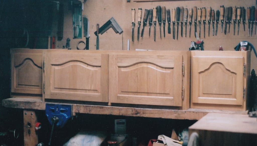 Espace de rangement sur mesure au-dessus d'une armoire