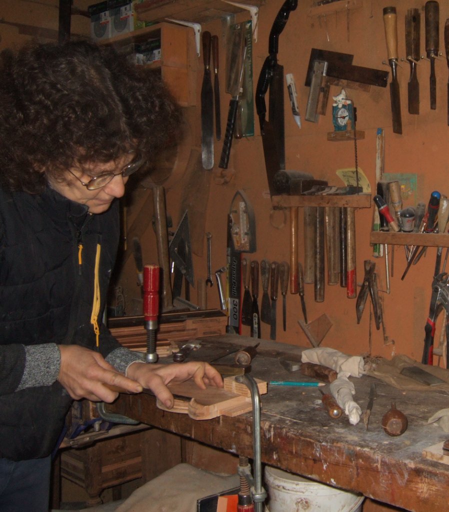 Restauration d'une porte en bois à l'atelier